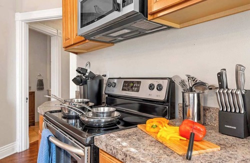 Shelby Park Apartment | KING Sleep8 4Bed 2BR 2 BA Swepson Hideaway 202