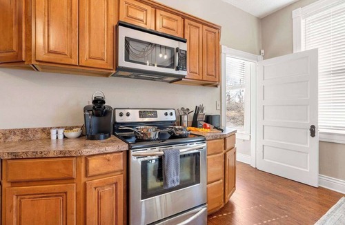 Shelby Park Apartment | KING Sleep8 4Bed 2BR 2 BA Swepson Hideaway 202