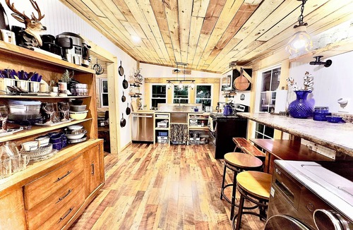 Independence Cabin | King Suite & Bunkhouse - Deer Camp - WiFi - Grill