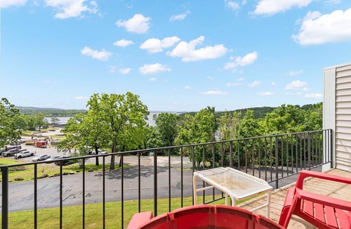 Indian Point Condo | King Suite w/Lakeview | Swim-Up Bar & Marina Access, Tiki Bar & Pet Friendly!