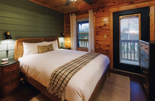 Rogers Cabin | Klyfta Haus 4 BR Lakeview Fishing Hot Tub EV Charger