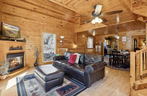 Smoky Mountains Cabin | KunTree Cabin by Beyond Expectations: 3BR Cabin w/Hot Tub, Sauna & Pool Table