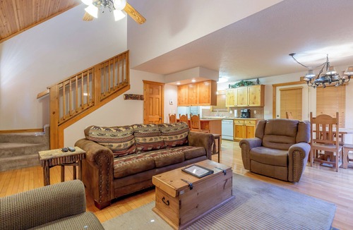 Reeds Spring Cabin | L078B, "Woodland Romance" 1Br Cabin, Pets, Secluded
