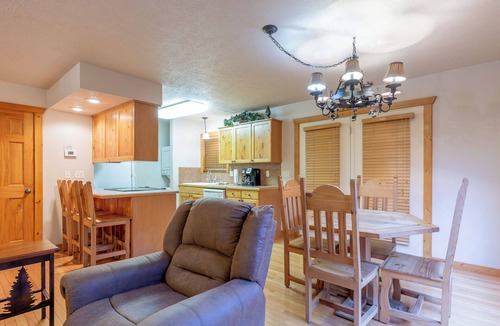 Reeds Spring Cabin | L078B, "Woodland Romance" 1Br Cabin, Pets, Secluded
