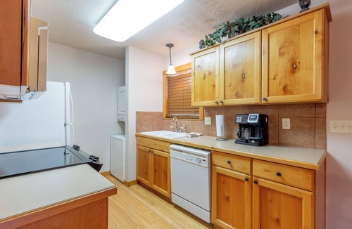 Reeds Spring Cabin | L078B, "Woodland Romance" 1Br Cabin, Pets, Secluded