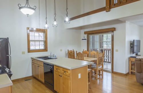 Reeds Spring Cabin | L119, 4 Br Lakefront Cabin, Pets, Fishing, Pool, Plygnd, Fun, Nr Silver Dollar