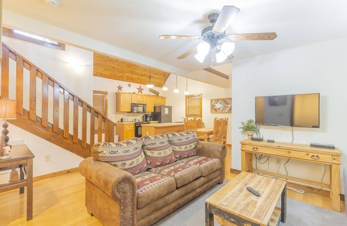 Reeds Spring Cabin | L130 3-Bedroom with Loft Lakeview Cabin
