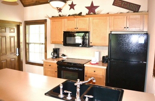 Reeds Spring Cabin | L131, 4Br, 3Ba, 1 Br Loft w/BunkBed Lkvw Cabin