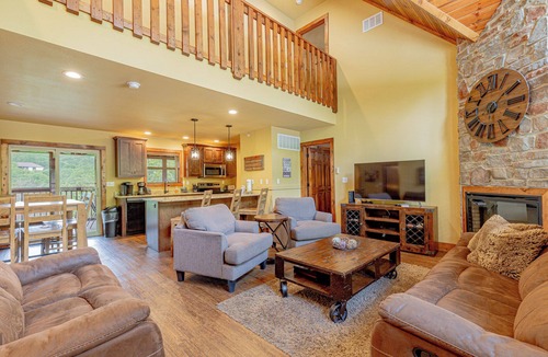 Reeds Spring Cabin | L136, 4-Br, 4-Bath Luxury Cabin w/Fast WiFi, AC in Beautiful Stonebridge Resort