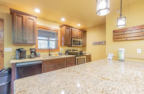 Reeds Spring Cabin | L136, 4-Br, 4-Bath Luxury Cabin w/Fast WiFi, AC in Beautiful Stonebridge Resort
