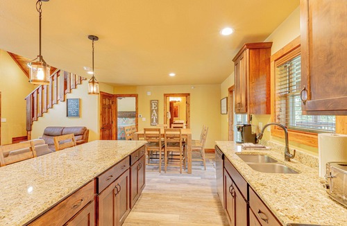 Reeds Spring Cabin | L137, 4Br Fox Hollow Cabin, Near Lake, Great Location