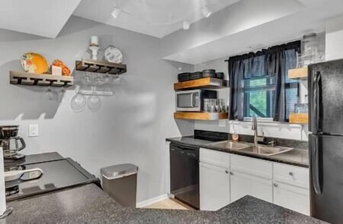 Table Rock Condo | Lake Bluff Retreat - 1st floor condo, pool, fitness center, sport courts, golf