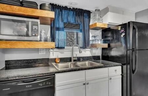 Table Rock Condo | Lake Bluff Retreat - 1st floor condo, pool, fitness center, sport courts, golf