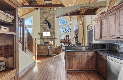 Branson House | Lake Front Lodge w Pool Table-Pvt Hot Tub-Wrap Around Deck-Free Daily Attraction Tickets