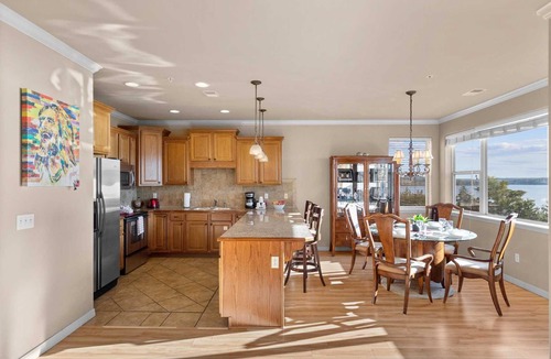 Hollister Condo | Lake Front, Pet-Friendly Luxury Condo - Adjacent Marina, Walk to Lake, Full Kitchen - C3
