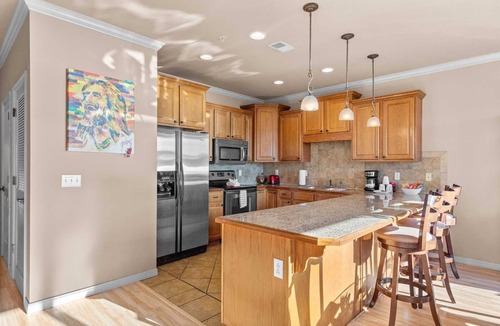 Hollister Condo | Lake Front, Pet-Friendly Luxury Condo - Adjacent Marina, Walk to Lake, Full Kitchen - C3