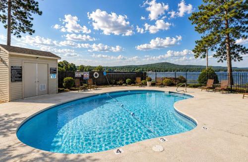 Lake Hamilton Apartment | Lake Hamilton Haven: Top-Floor Condo with Boat Slip, Pool & Pickleball