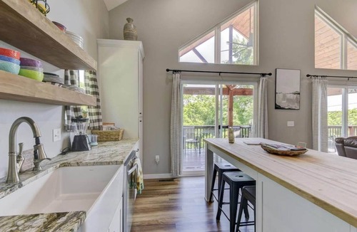 Lampe House | Lake House Retreat - Private Hot Tub!