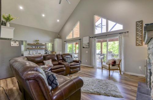 Lampe House | Lake House Retreat - Private Hot Tub