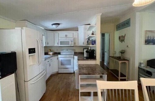 Sneads Ferry Cottage | Lake House w/pool 10min to beach Dog friendly