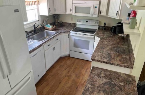 Sneads Ferry Cottage | Lake House w/pool 10min to beach Dog friendly