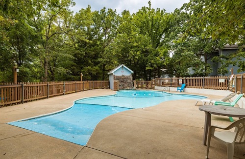 Indian Point House | Lake Lodge 41 - Resort Next to Silver Dollar City!