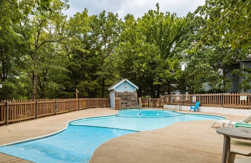 Indian Point House | Lake Lodge 46 - Resort Next to Silver Dollar City!