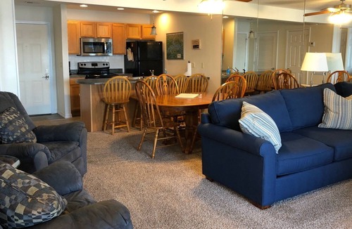 Kimberling City Condo | Lake Lover's Dream is a beautiful walk-in condo.