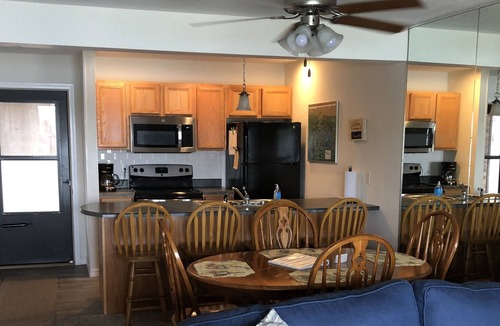 Kimberling City Condo | Lake Lover's Dream is a beautiful walk-in condo.