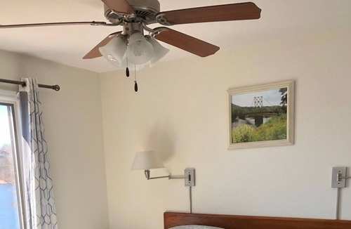 Kimberling City Condo | Lake Lover's Dream is a beautiful walk-in condo.
