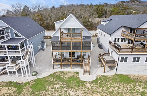 Branson Theater District House | Lake Table Rock- Min to Entertainment w Free Daily Tickets, Private Hot Tub, Games! Great Location