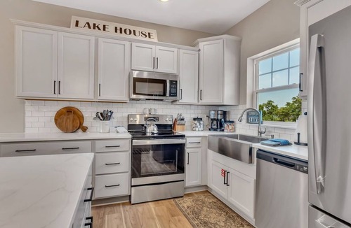 Table Rock House | Lake View-Billiards-Outdoor Pool-Pvt HotTub-Free Daily Tickets-Custom Decor-Close to Sdc