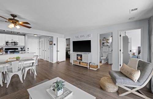 Kimberling City Apartment | Lakefront, Balcony Condo Near Silver Dollar City