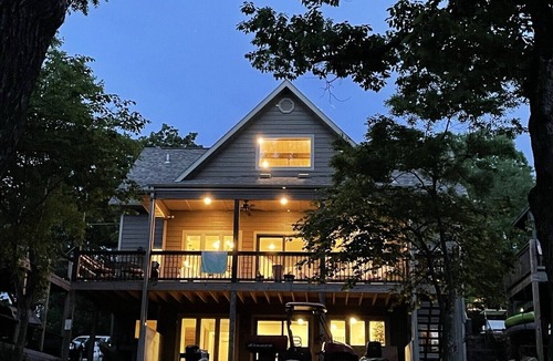 Lampe House | Lakefront ! Close to Branson, Silver Dollar City and Dogwood Canyon.
