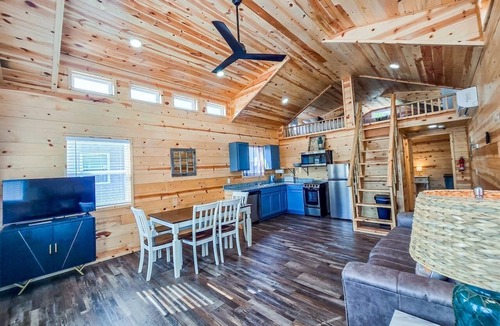 Checotah Cabin | Lakefront Cottage at Belle Starr Marina