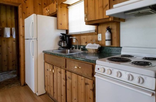 Cadiz Cottage | Lakefront Family Fort 77 -Dog Friendly!