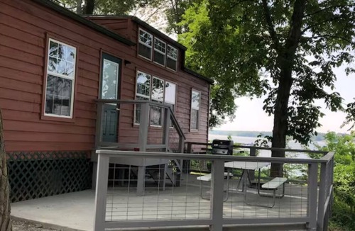 Cadiz Cottage | Lakefront Family Fort 77 -Dog Friendly!