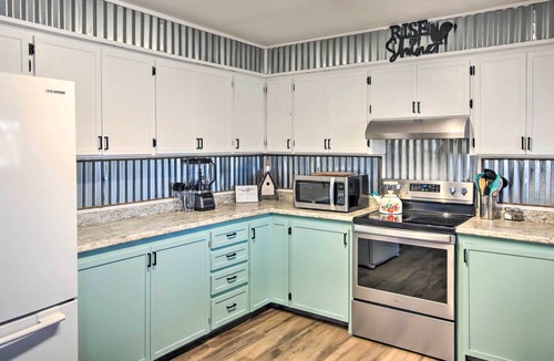 Shell Knob House | Lakefront Gem w/Screened Porch + Game Room!
