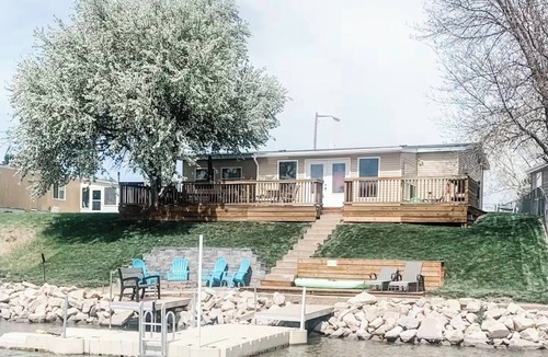 Elwood House | Lakefront Home-Sleeps 10, Private Dock, Kayaks, Family Friendly