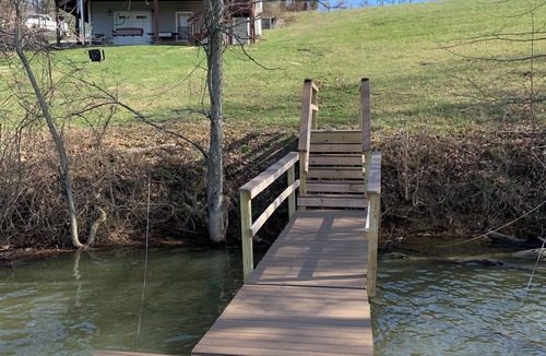 Shelbyville House | Lakefront, Minutes to distilleries, Hot Tub, Fishing, Game Room