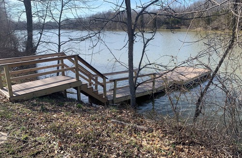 Shelbyville House | Lakefront, Minutes to distilleries, Hot Tub, Fishing, Game Room