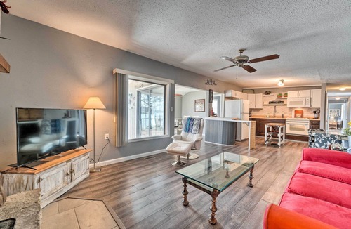 Myrtle House | Lakefront Vacation Rental w/Deck & 2 Docks!