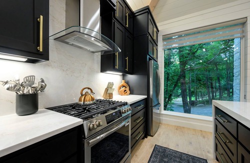 Octavia Cabin | Lakeside Hideaway l Lakefront Luxury on Broken Bow Lake l Hot Tub & Boat Access
