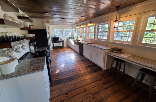 Mena Cabin | Lakeside | Hot Tub | Kayaks | Fishing