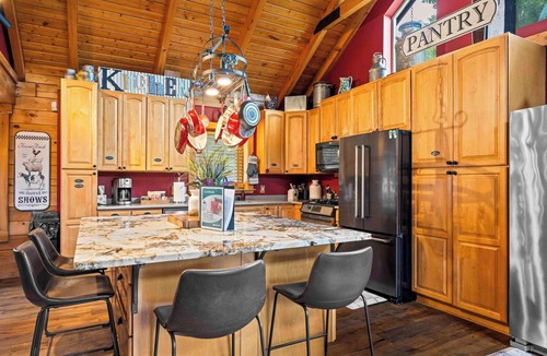 Dry Ridge House | Lakeside Log Home, Private Dock, Kayaks, Near Ark!