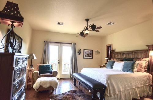 Longtown Cabin | Lakeside luxury, Gated, Firepit, Dock, kayaks & paddleboards