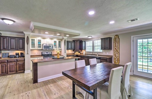 Edgemont House | Lakeview Edgemont Escape w/Fire Pit + Grill!