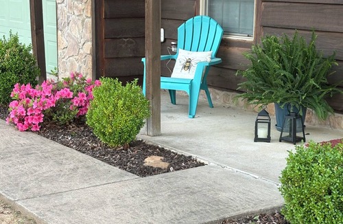 Quitman Cabin | LAKEVIEW! KING BEDS! Cove creek area within minutes to boat launch or swim!
