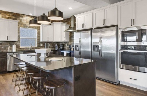 Hollister House | Lakeview Lodge for 36 with Indoor & Outdoor Pool!