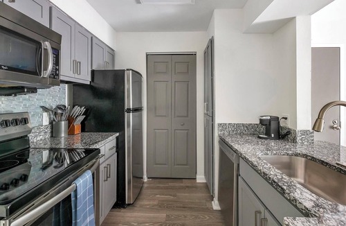 Green Hills Apartment | Landing | Amazing 1BD, Gym, Pool